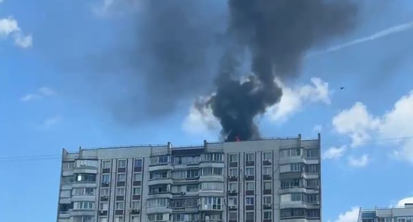 Человек пострадал при пожаре на крыше многоэтажки на западе Москвы