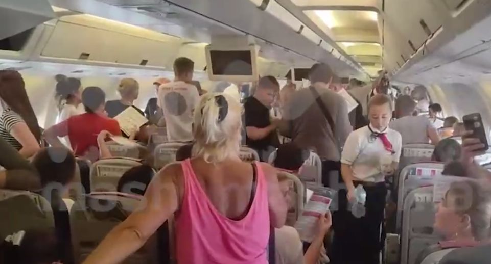 Самолет с российскими туристами задымился при попытке вылета из Пхукета в Сочи