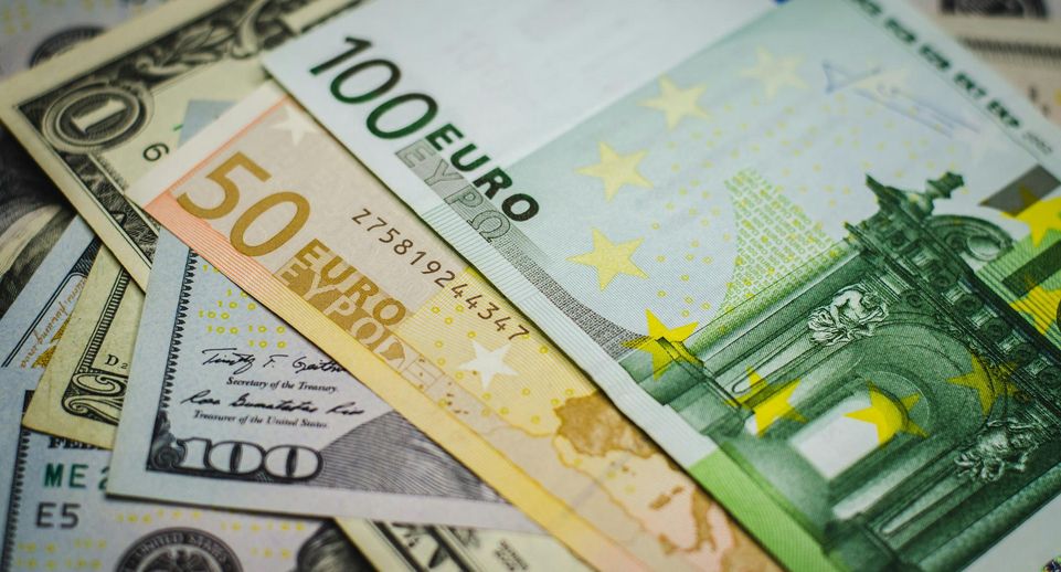 Аналитик предостерег от продажи наличных долларов и евро без необходимости