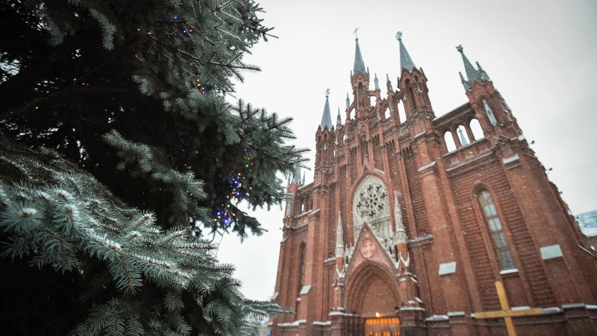 Кафедральный собор на Малой Грузинской: Рождество, готика и лекарство от мрачных мыслей