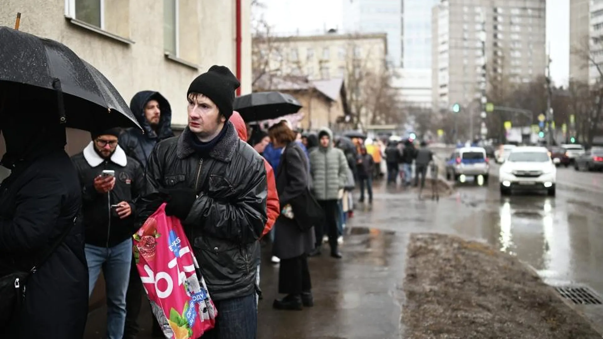 Жители Москвы и Подмосковья выстроились в гигантские очереди для сдачи крови