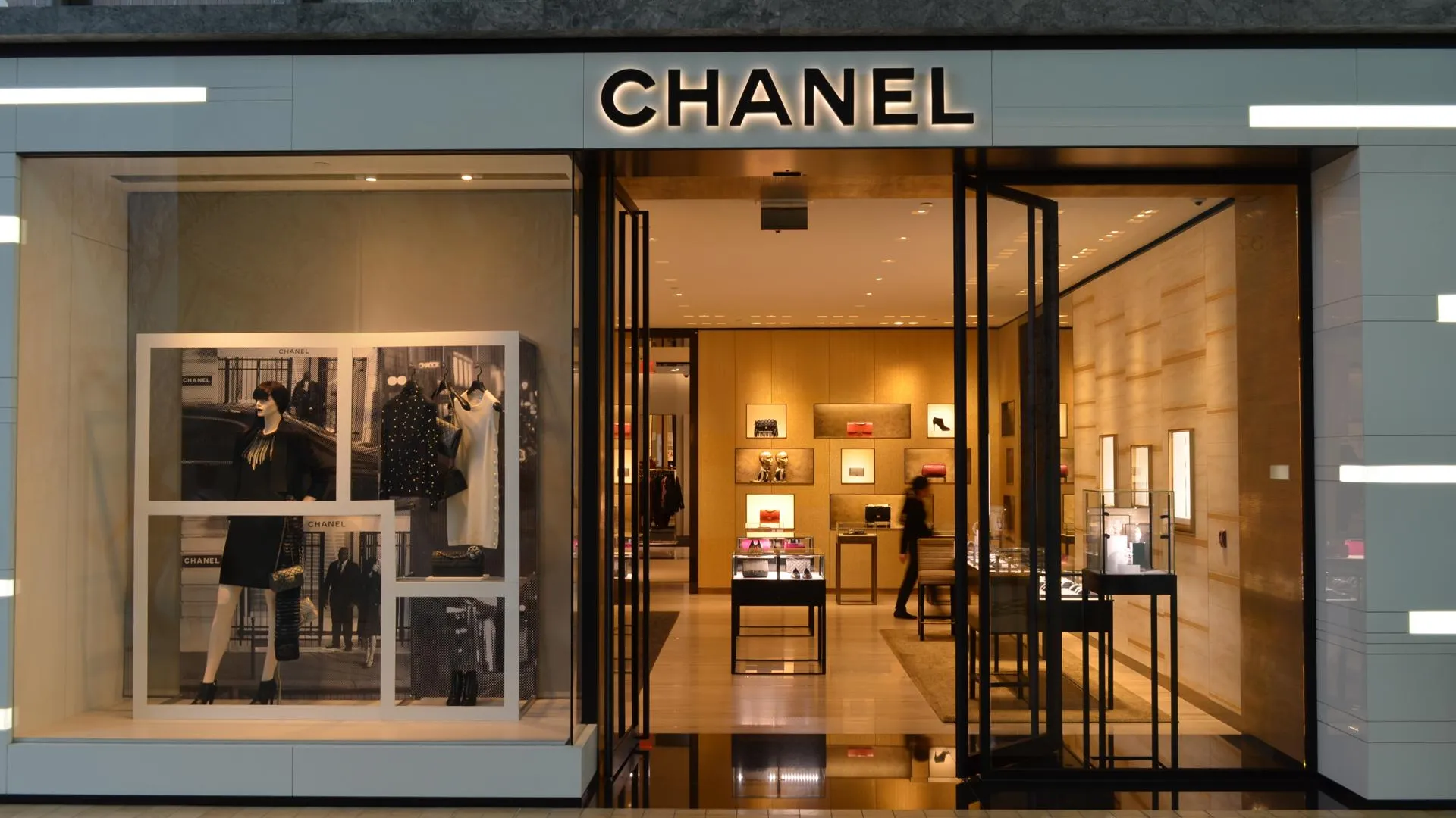 Бренд Chanel в России неожиданно показал прибыль
