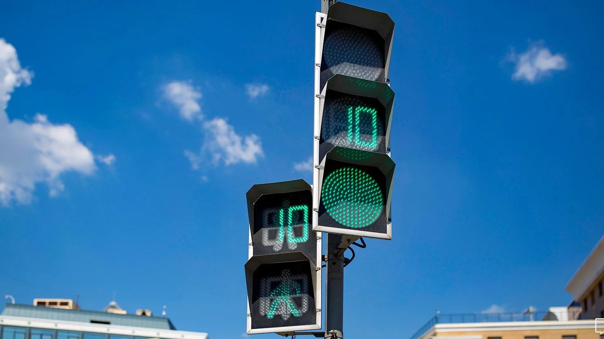 Пешеходный светофор. Дорожные и пешеходные светофоры. На переходе работает светофор. Красный светофор для пешеходов. Перекресток со светофором.