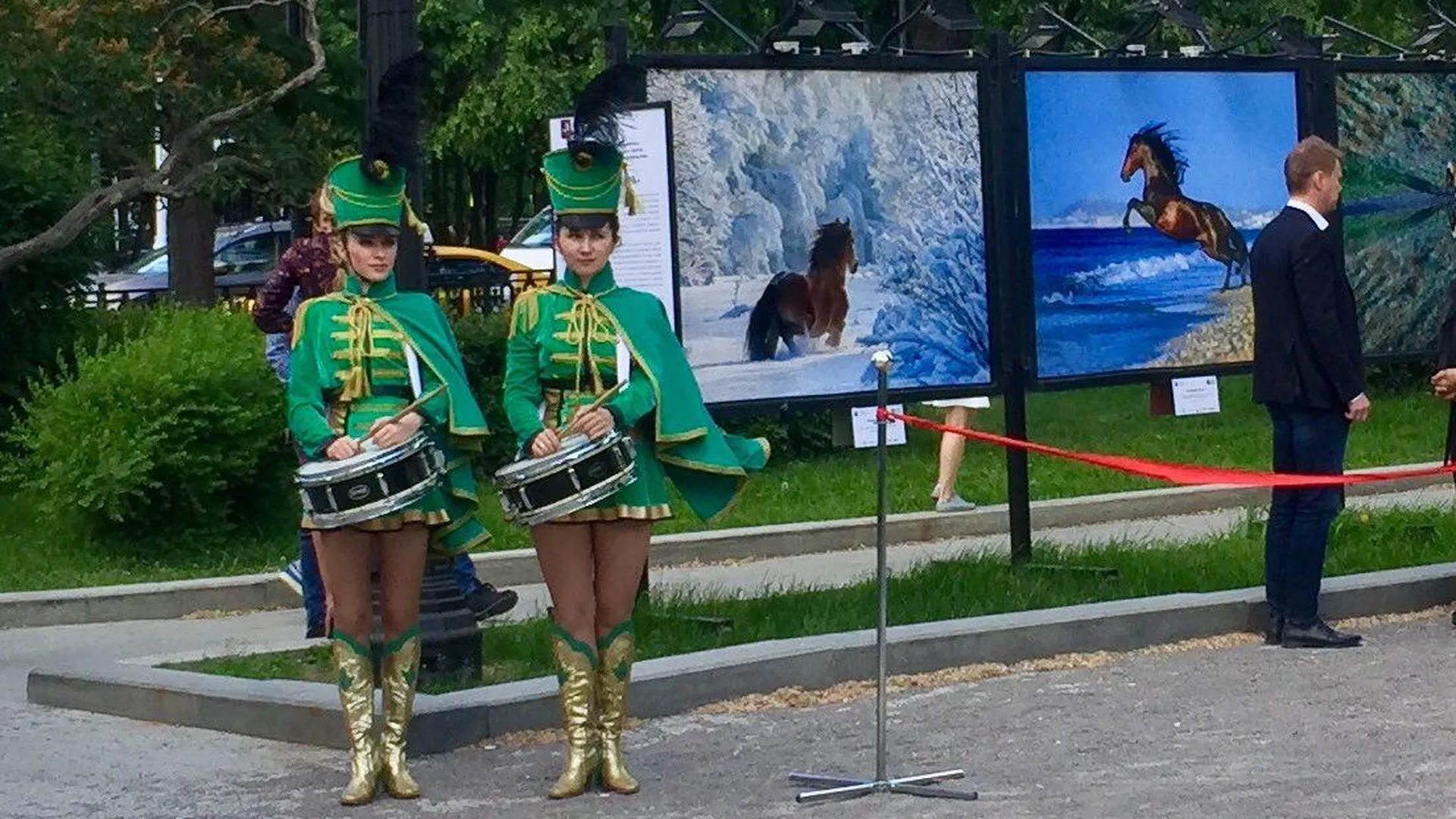 В центре Москвы открылась уличная фотовыставка «Лошади мира»