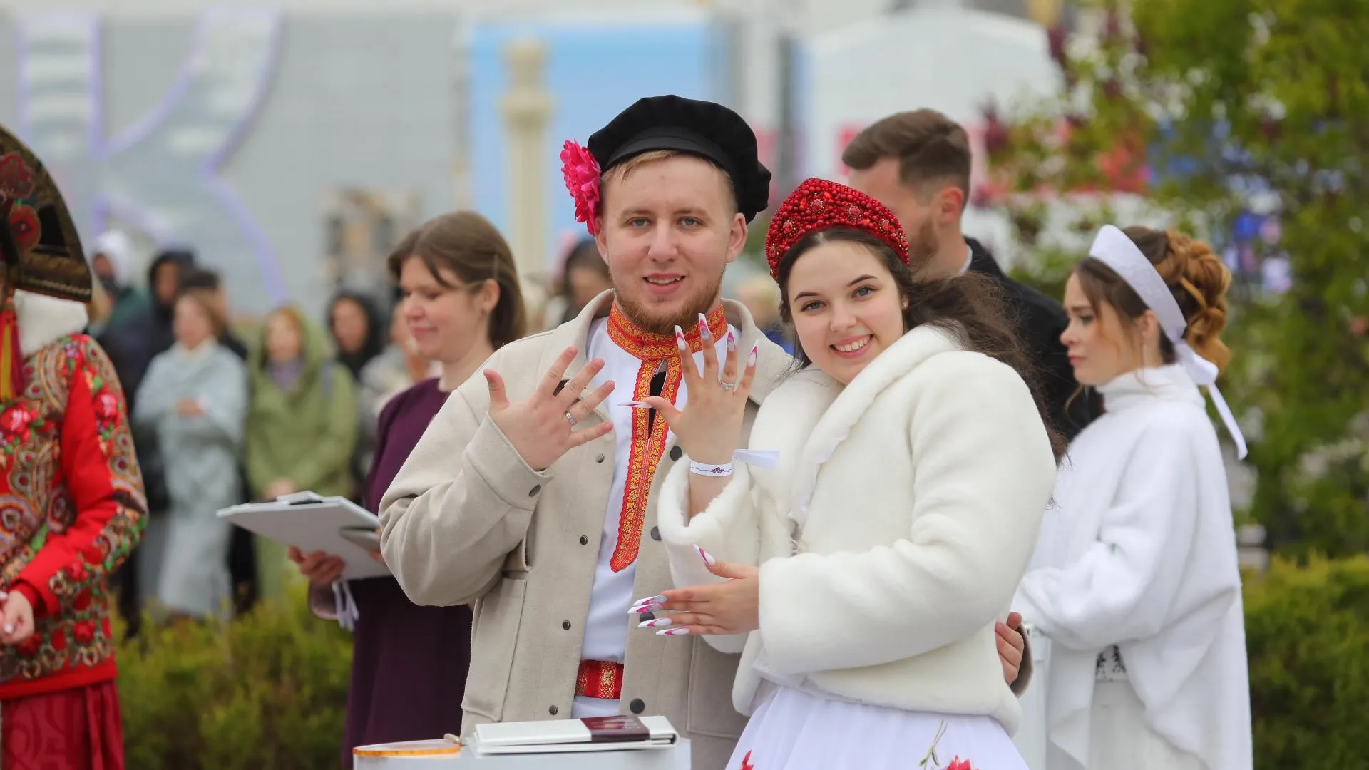 Две пары из Подмосковья поженились на Всероссийском свадебном фестивале