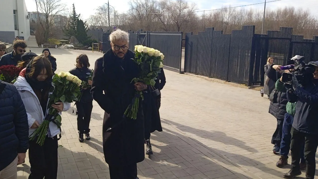 Филипп Киркоров не стал говорить, что чувствует в день похорон отца