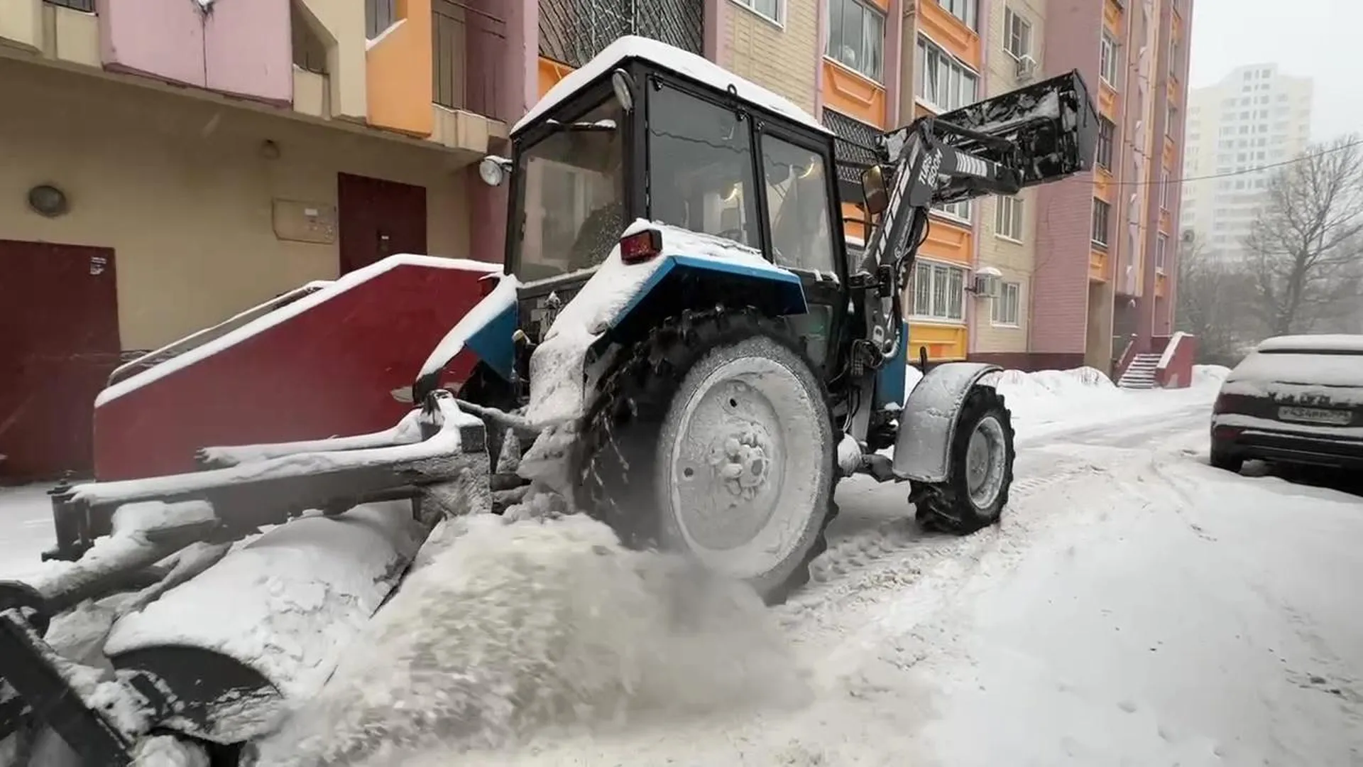 Коммунальщики Реутова в усиленном режиме борются с последствиями снегопада