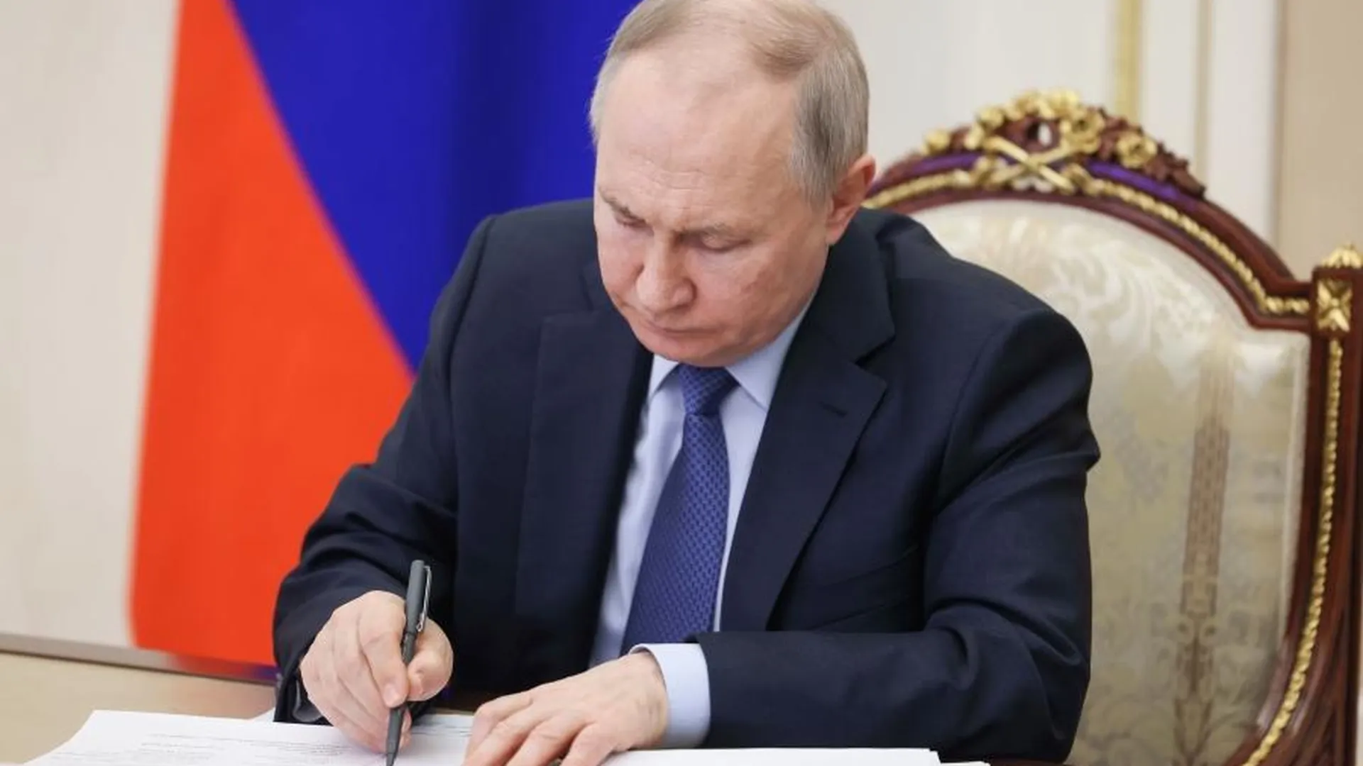 Президент РФ подписал закон о размере оплаты сверхурочной работы