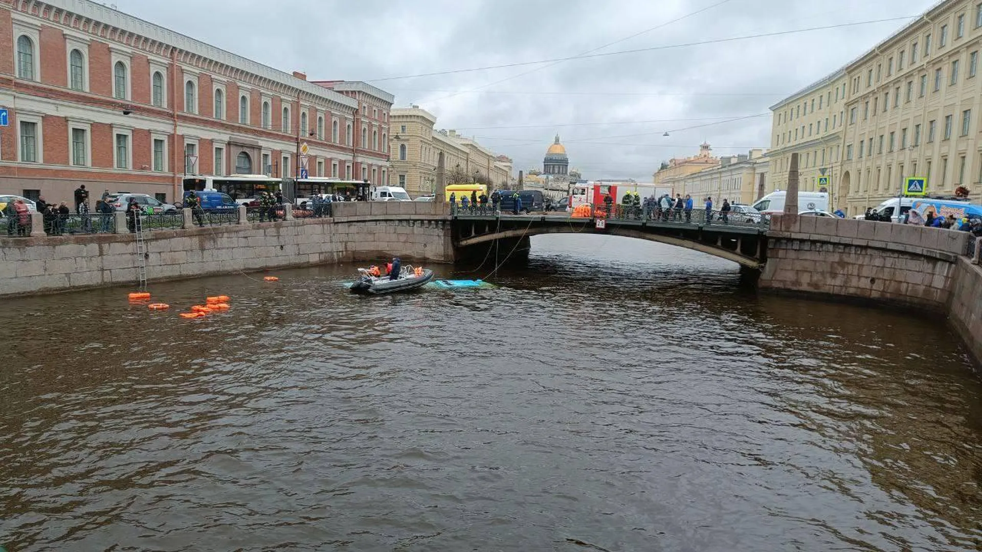 Задержан водитель упавшего в воду автобуса в Петербурге