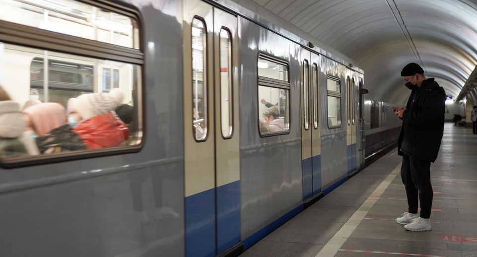Движение на «салатовой» ветке метро Москвы восстановили после сбоя