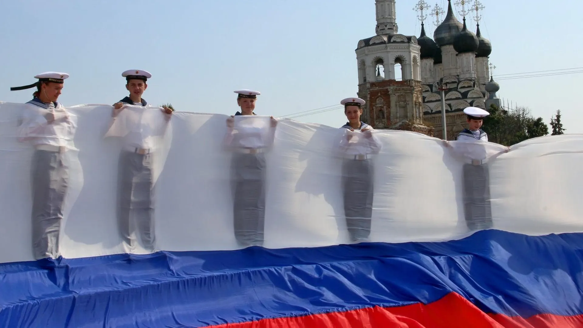 Церемонию разворачивания самого большого флага РФ в Москве снимут со спутника