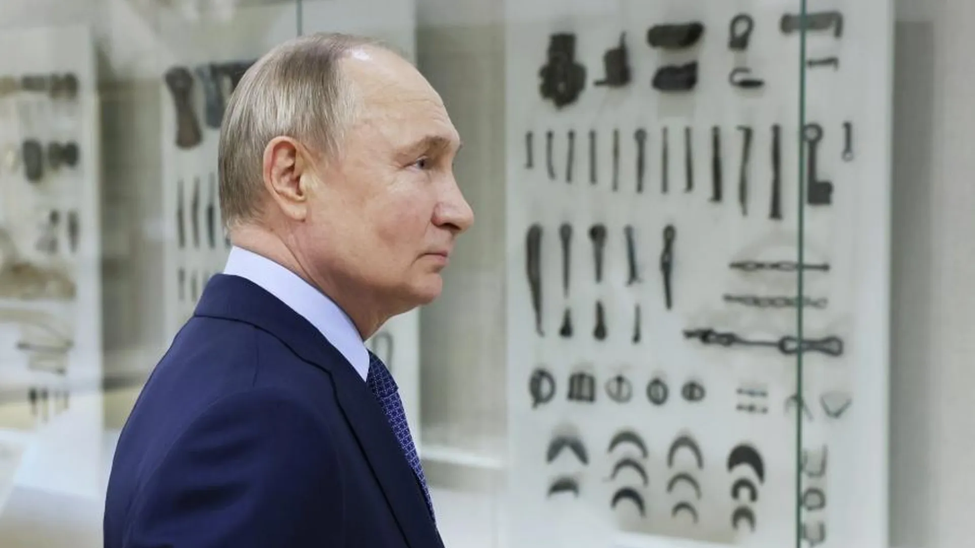 Путин в тверском городе Торжок осмотрел берестяные грамоты