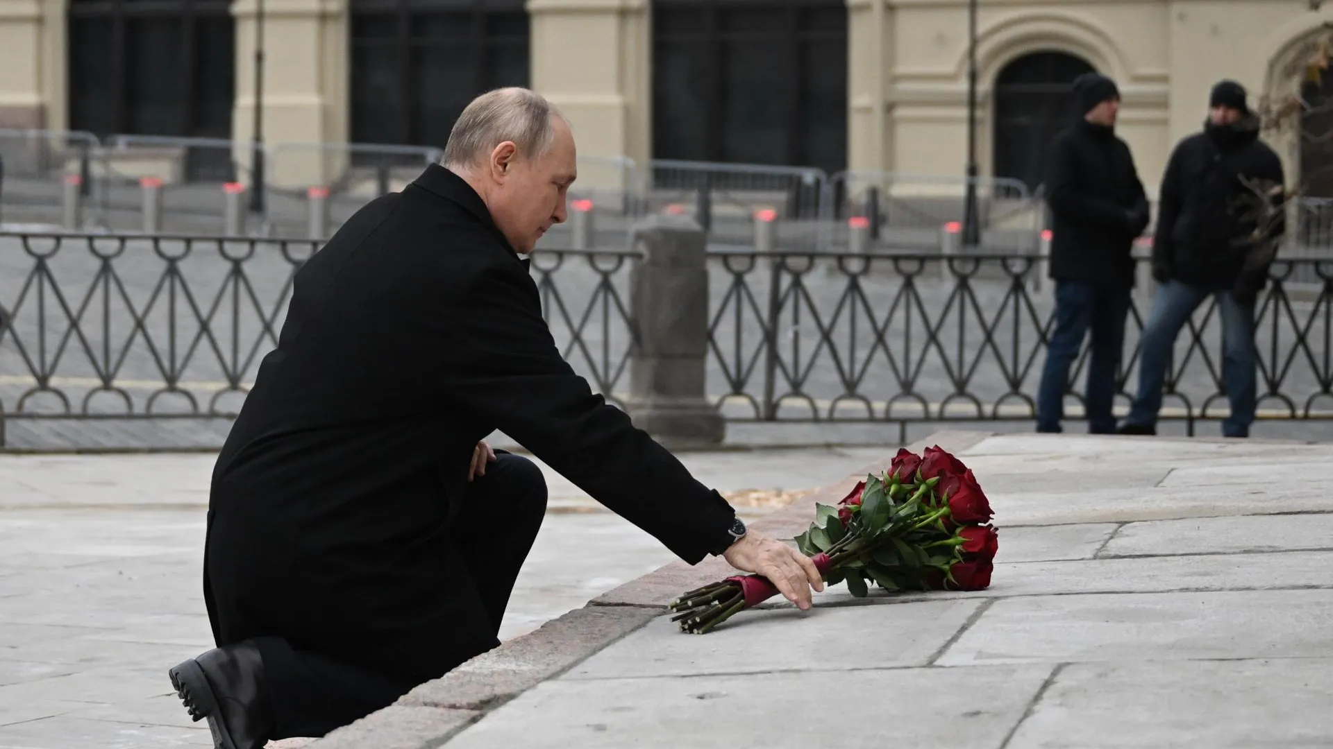 Путин возложил цветы к памятнику Минину и Пожарскому на Красной площади
