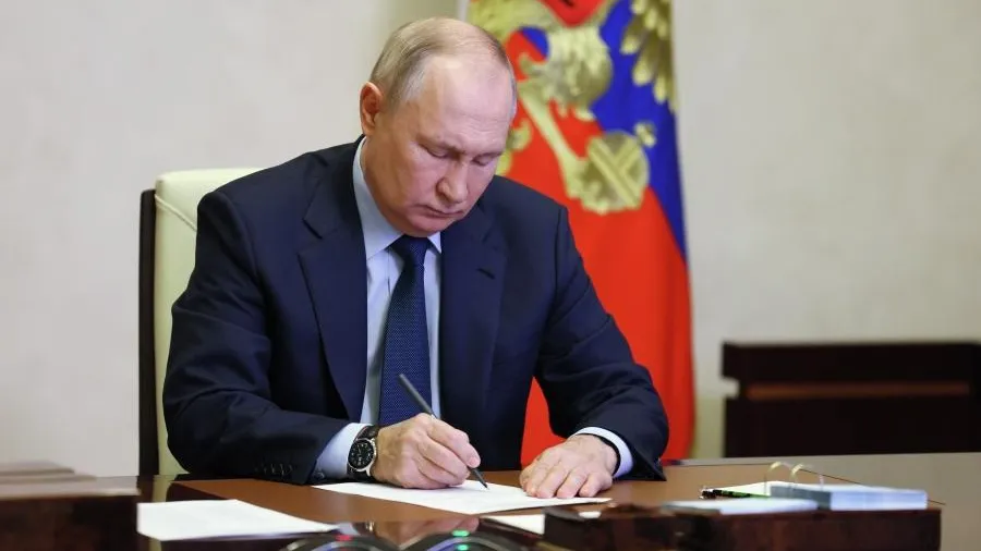Владимир Путин наградил Марию Захарову, Татьяну Буланову и Берла Лазара