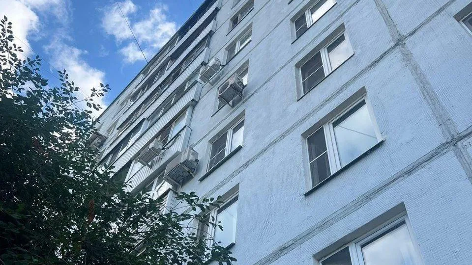 Маленький мальчик выпал из окна квартиры на седьмом этаже в Москве