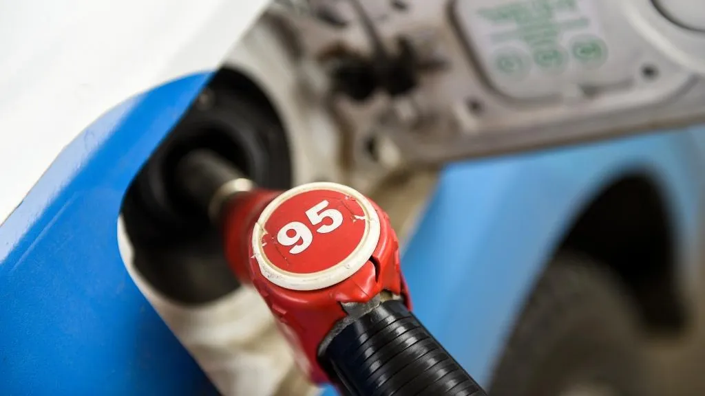 Эксперт: доступность бензина нужно определять с учетом прожиточного минимума