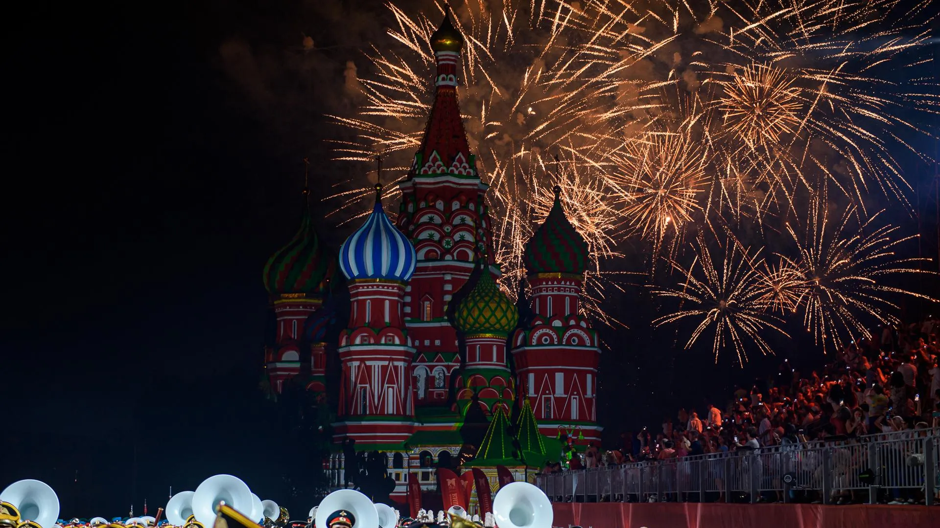 Подарок для гостей фестиваля «Спасская башня» подготовила «Вечерняя Москва»