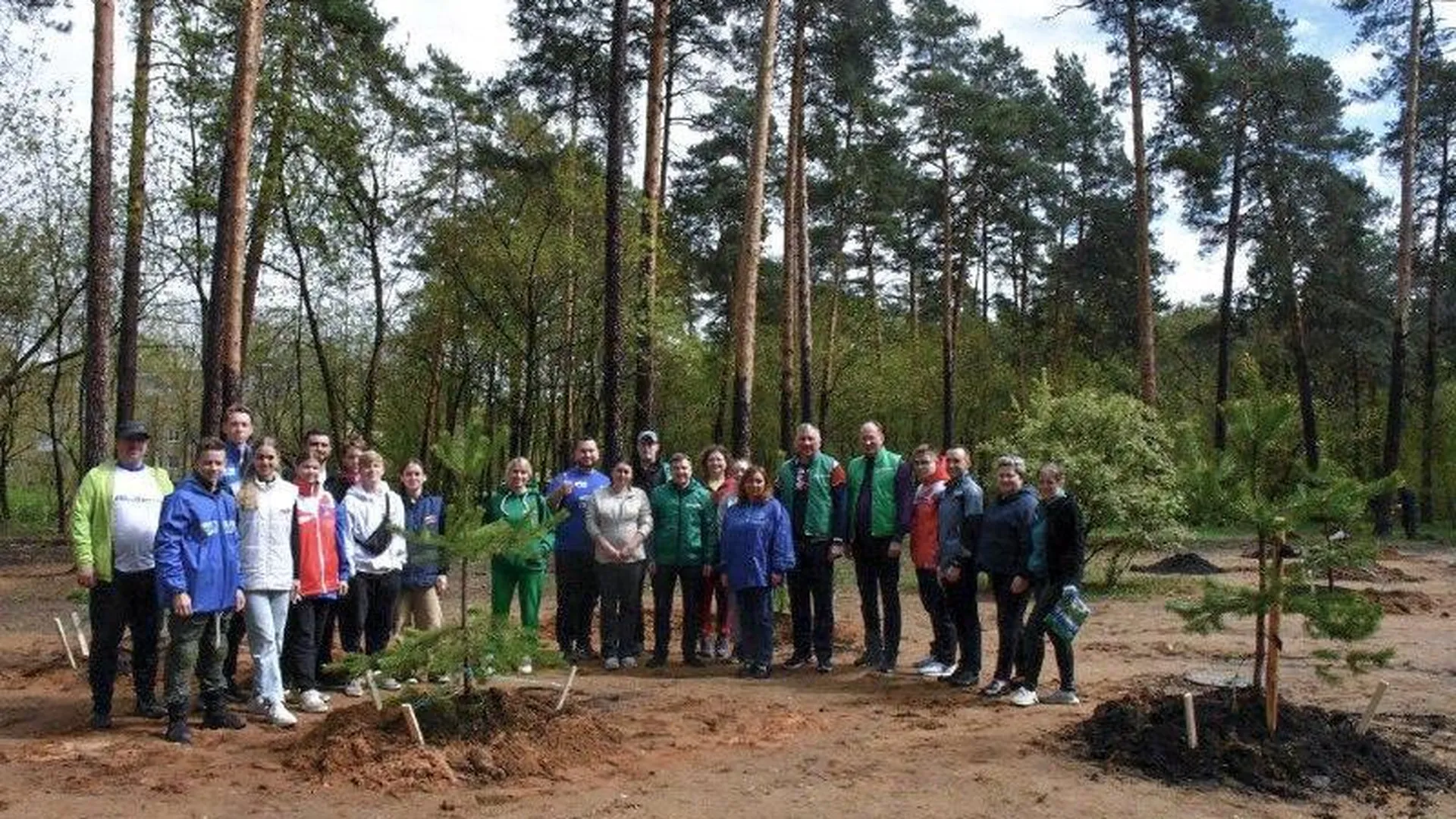 В Жуковском высадили деревья в рамках акции «День добрых дел» и «Лес Победы»