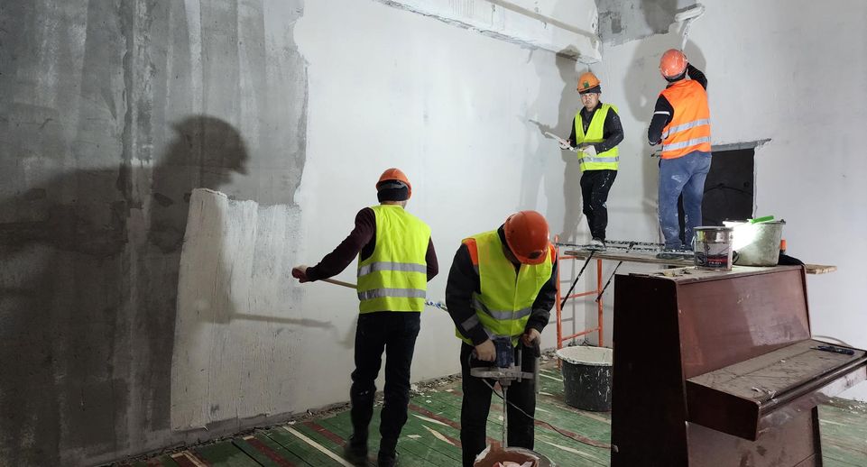 Рабочие приступили к черновой покраске стен школы № 16 в Серпухове
