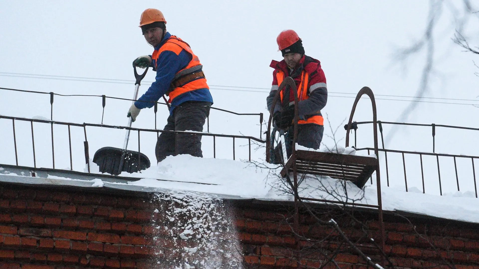 Baza: большая лавина снега упала с крыши в Химках и едва не покалечила людей