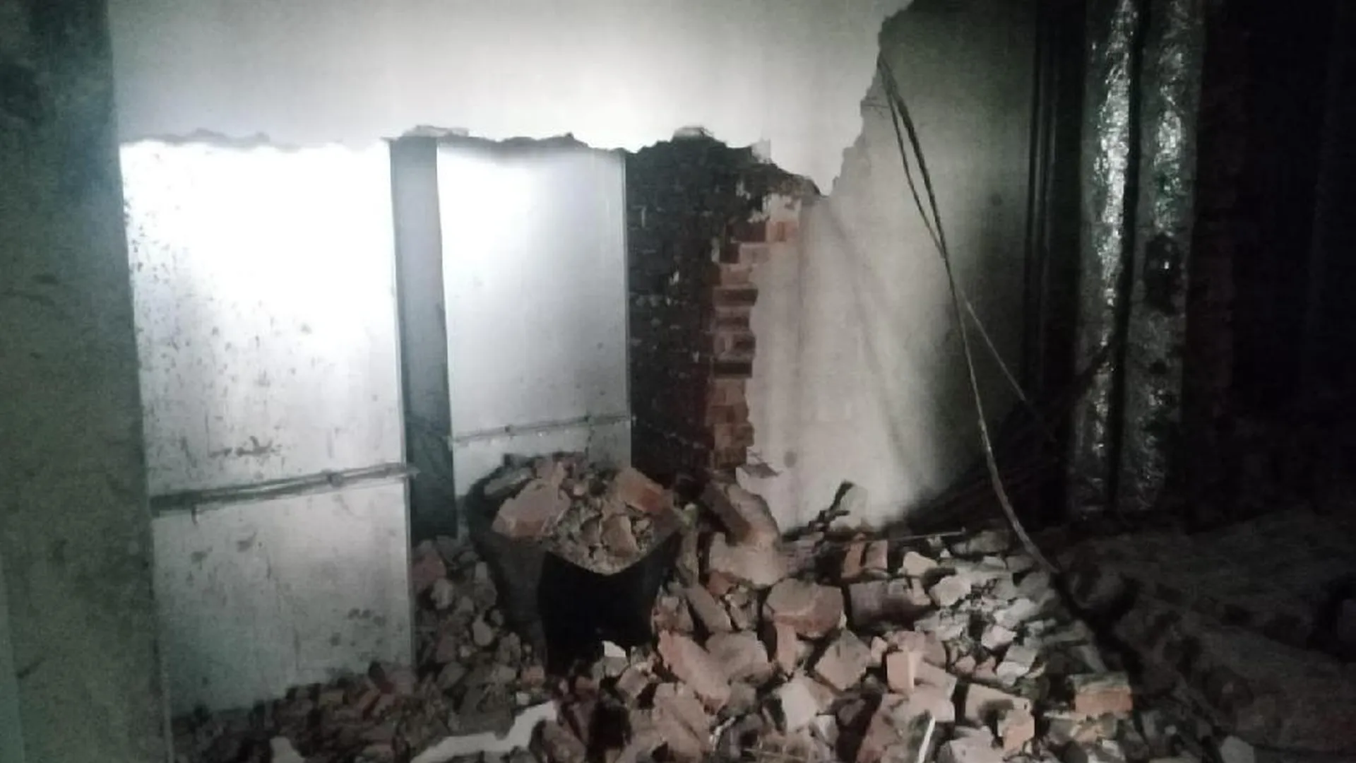 Кирпичная стена рухнула на рабочего на стройке в Москве