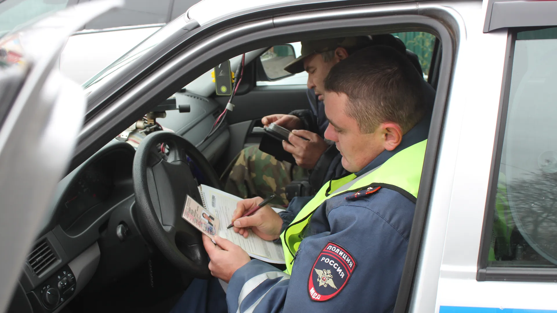 В Подмосковье снова можно ставить авто на учет и получать водительские права
