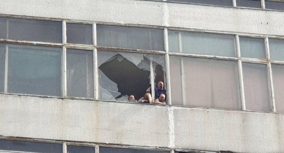 Baza опубликовала фото людей, заблокированных в горящем здании НИИ во Фрязине