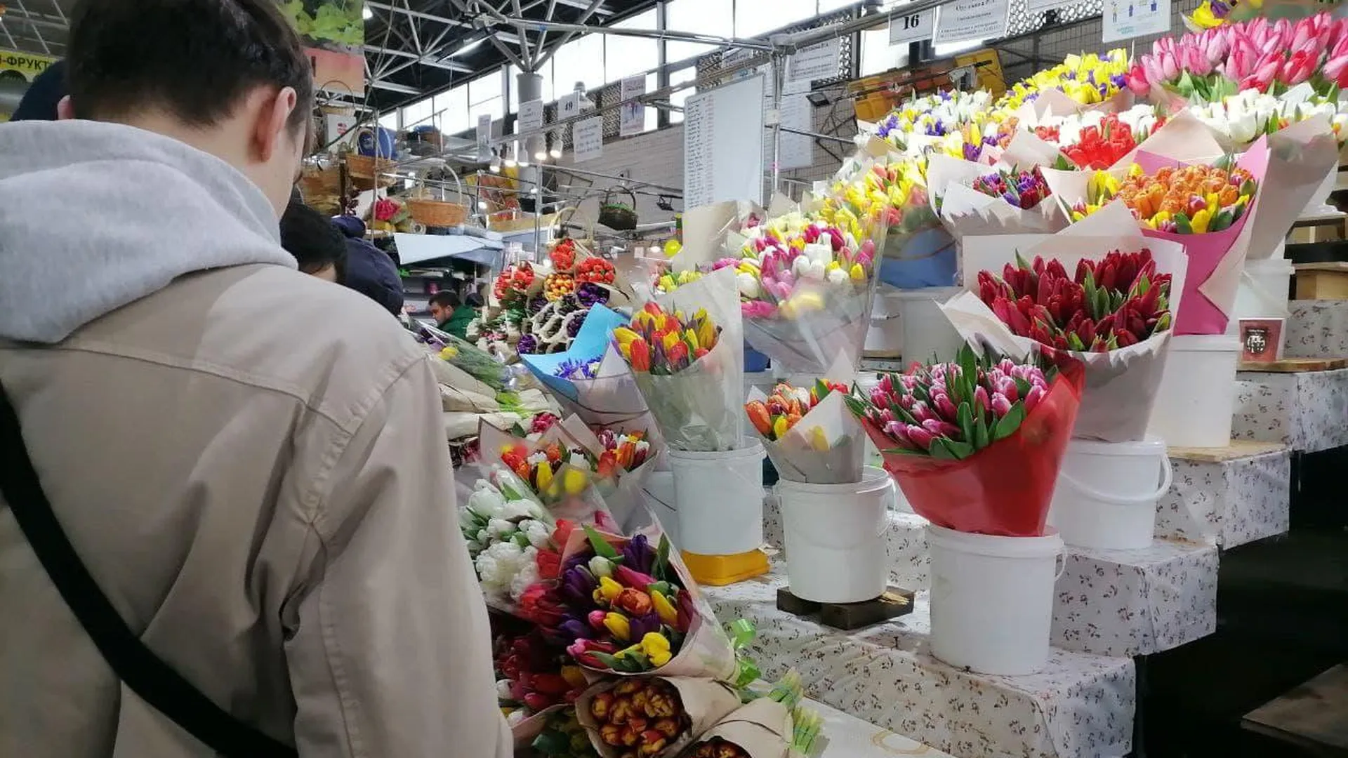 Москвичи массово покупают цветы на 8 Марта