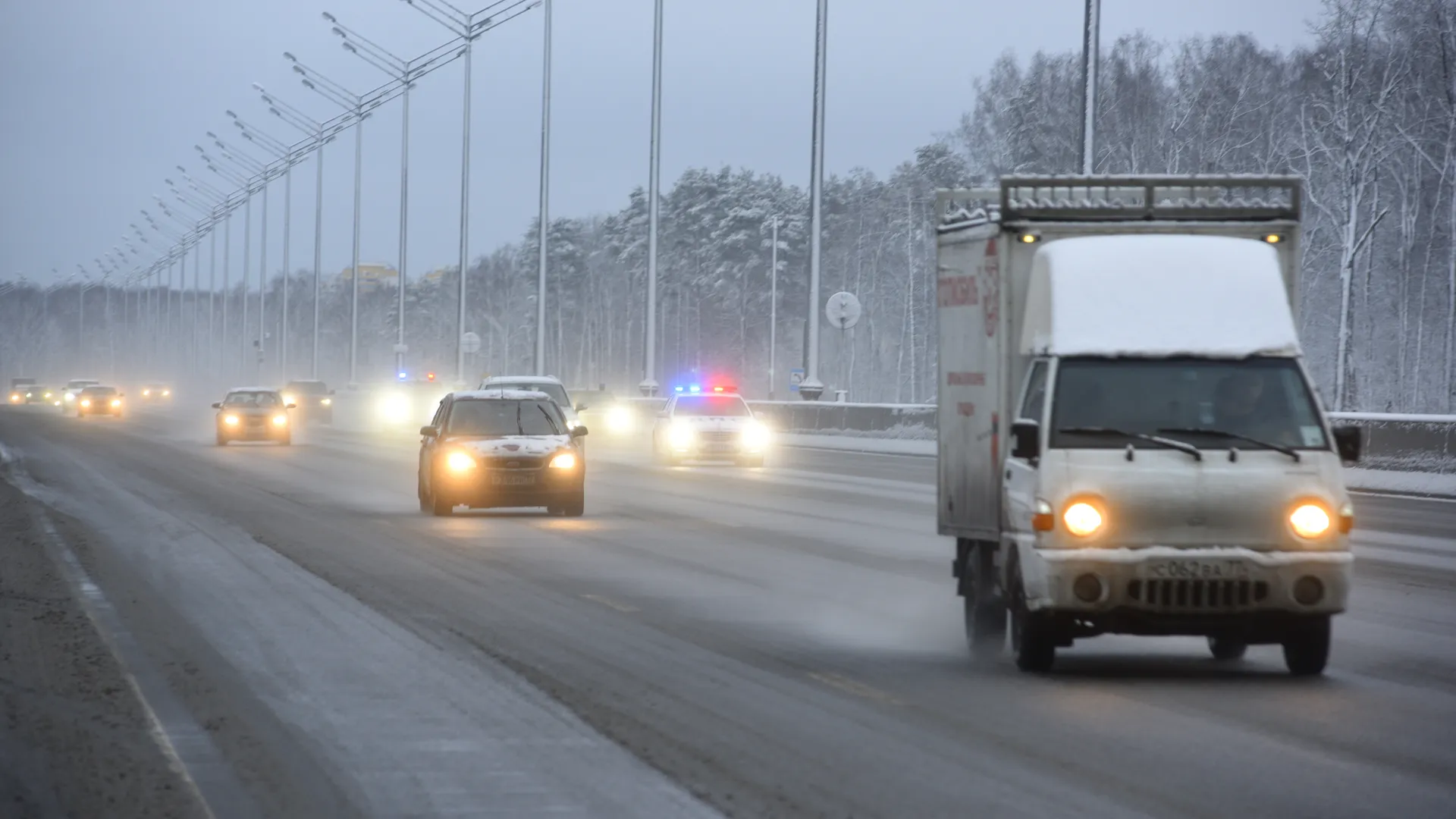 Трассу М-11 в Тверской и Новгородской областях заметает снегом