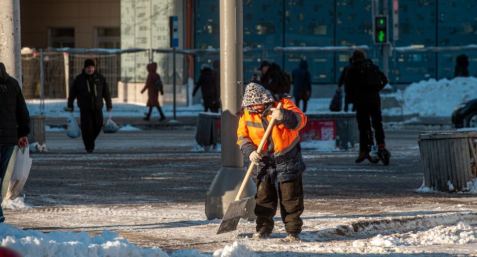 Вакансии дворников в новосибирске. Дворник зимой. Петербург дворник Олим. Мигранты чистят снег. Зарплата дворника в СПБ