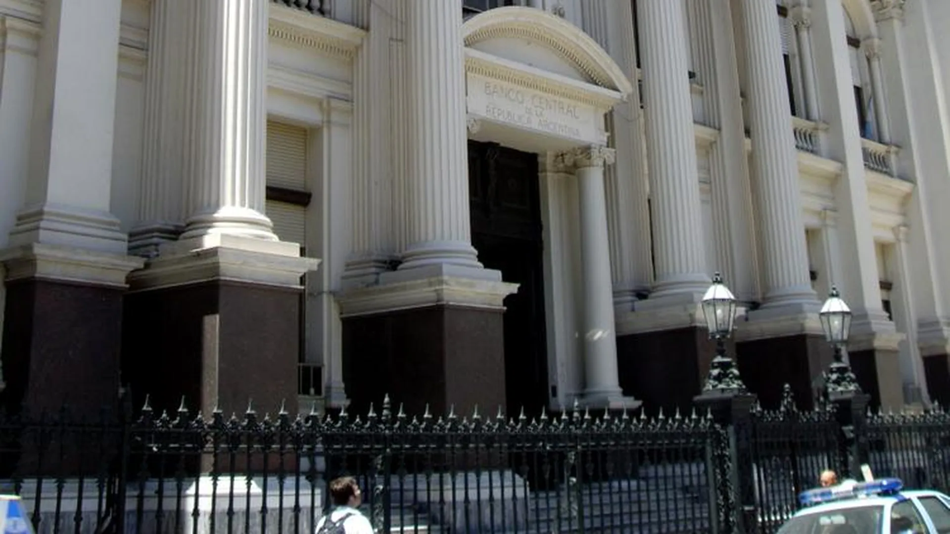 Аргентинский Центробанк снизил ключевую ставку до 80%