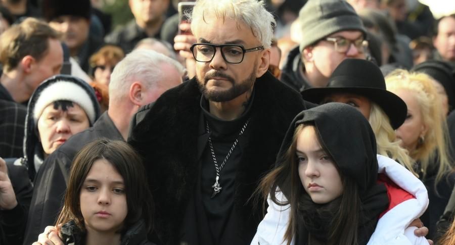 Филипп Киркоров трогательно простился с отцом на Троекуровском кладбище