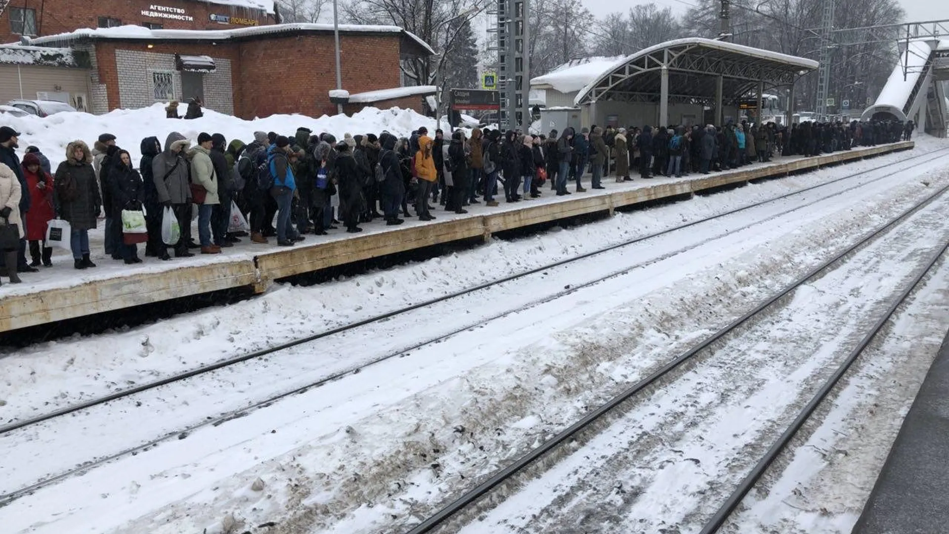 Электрички решетников солнечногорск. Мытищи станция зима. Станция Мытищи зимой.