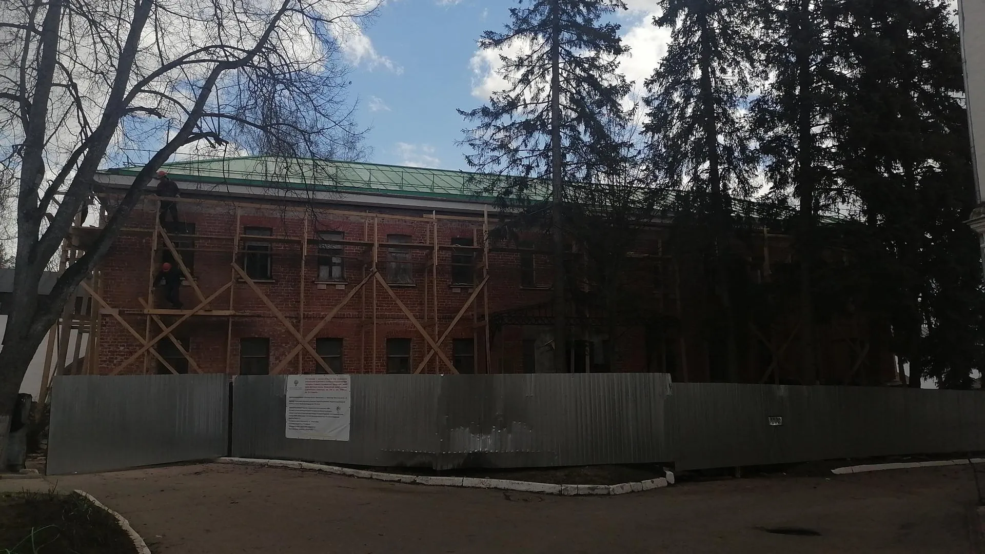 В Подмосковье реставрируют казначейский корпус Саввино-Сторожевского монастыря