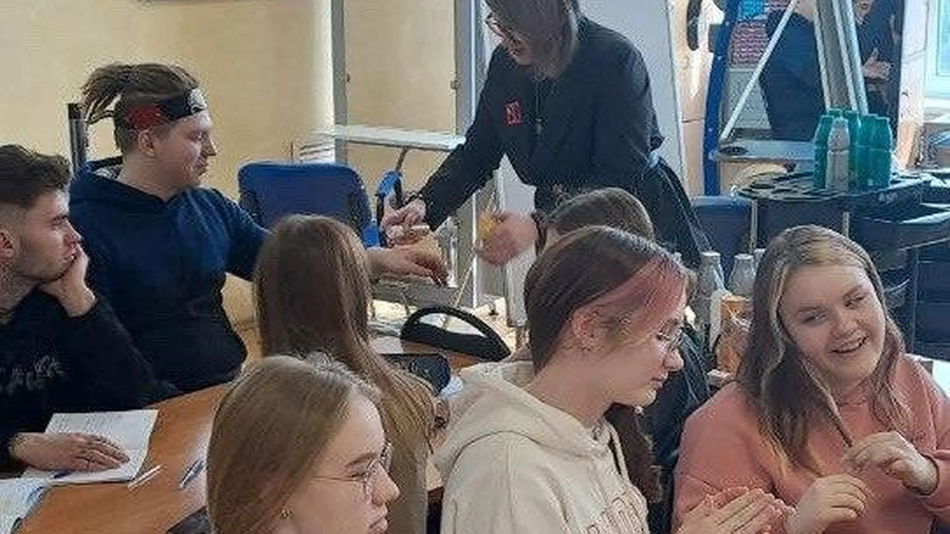 Студенты Серпухова приняли участие в мастер‑классе по технике завивки волос
