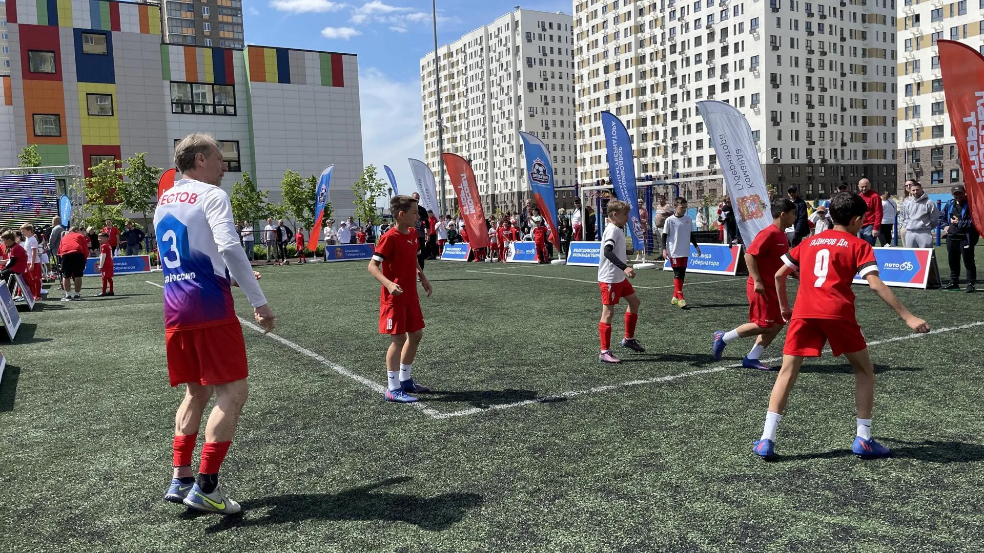 Жители Люберец сыграли в матче со звездами футбола в рамках проекта «Выходи во двор»