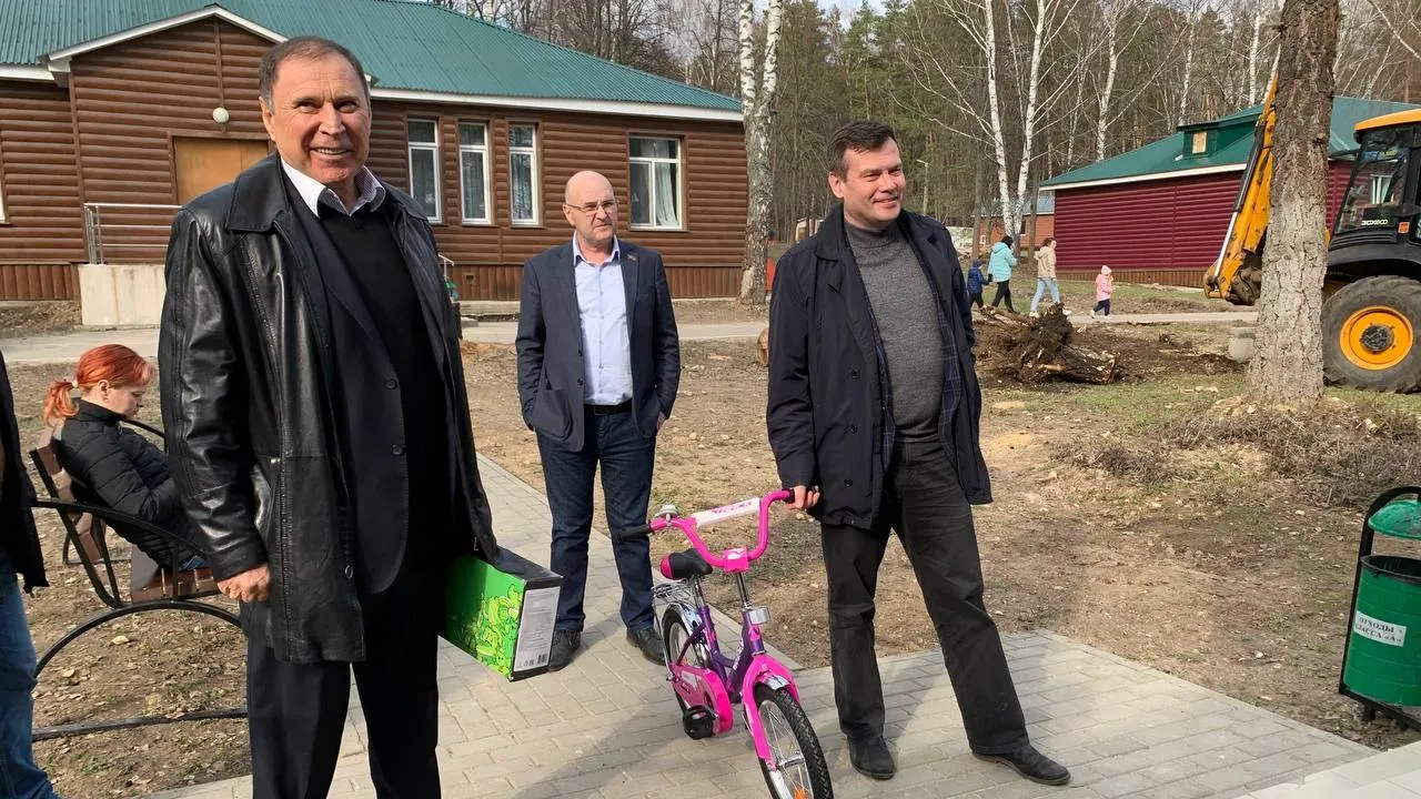 Глава Коломны и депутат Мособлдумы передали детям с Донбасса велосипеды и самокаты