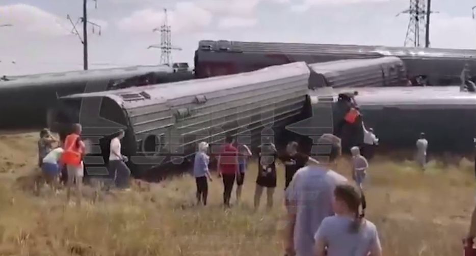 112: около 100 человек пострадали при сходе пассажирского поезда под Волгоградом