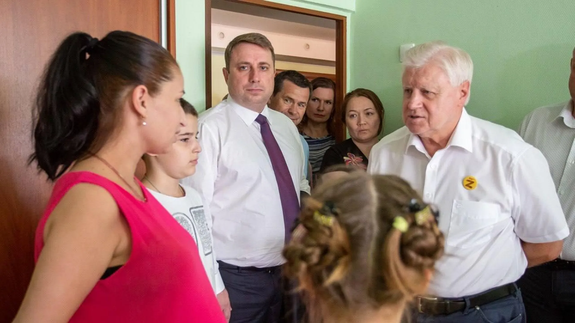 В Подольске депутаты Госдумы и Мособлдумы передали беженцам из ЛДНР подарки