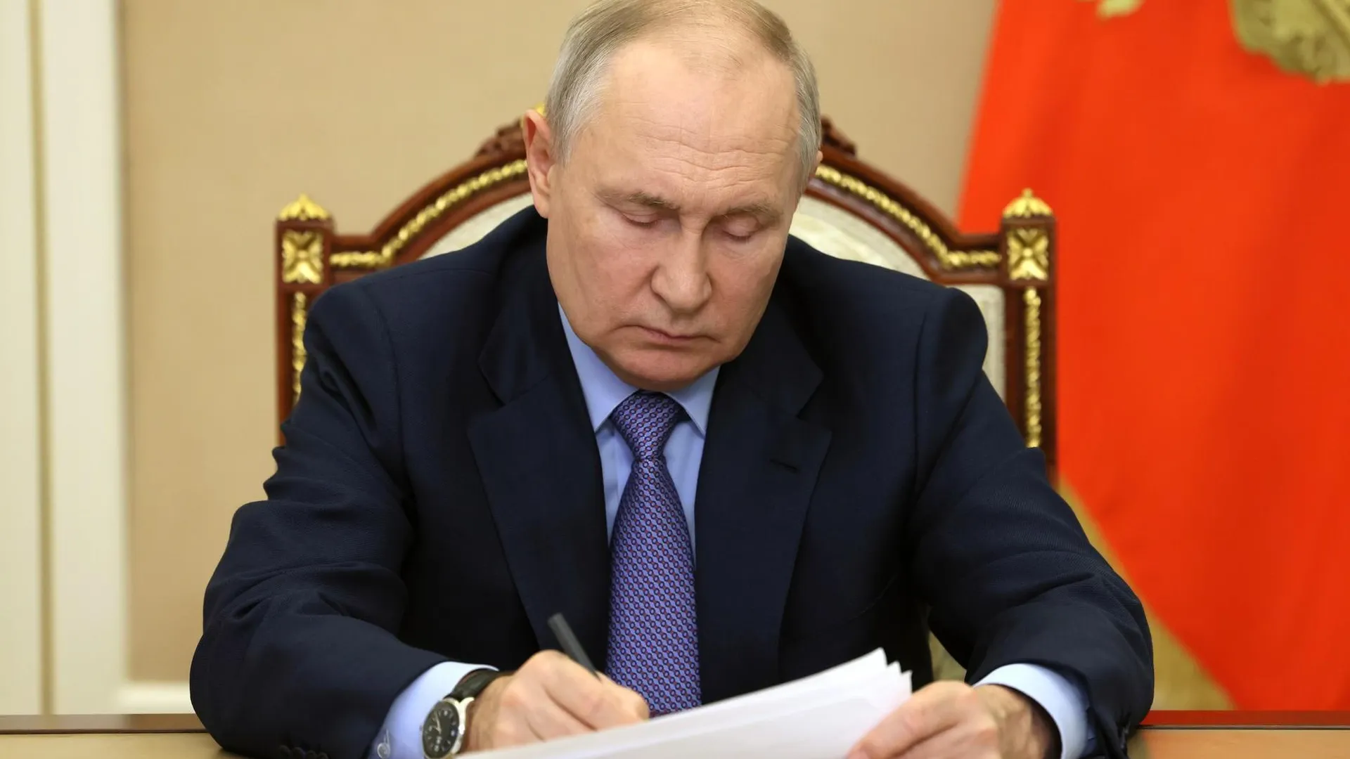 Путин подписал закон о запрете россиянам размещать рекламу у иноагентов