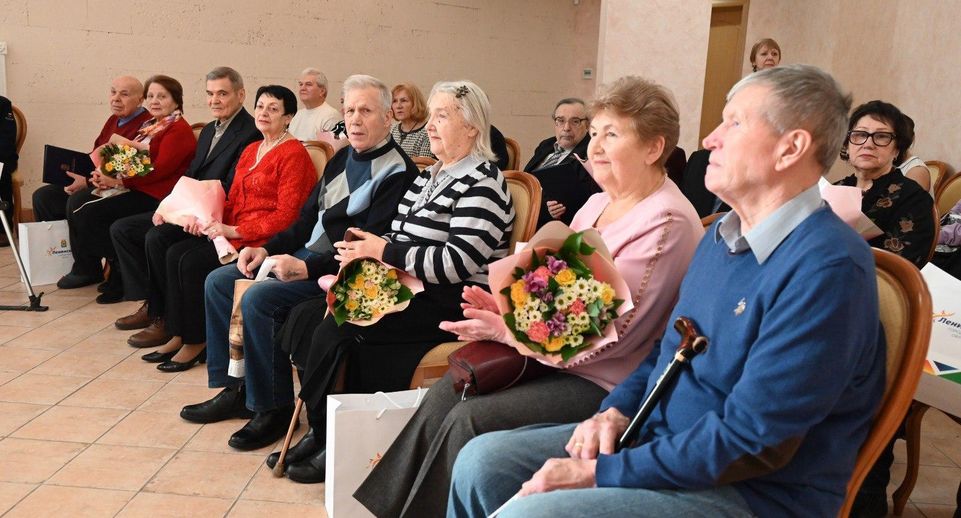 Более 70 пар юбиляров семейной жизни поздравили в Ленинском округе