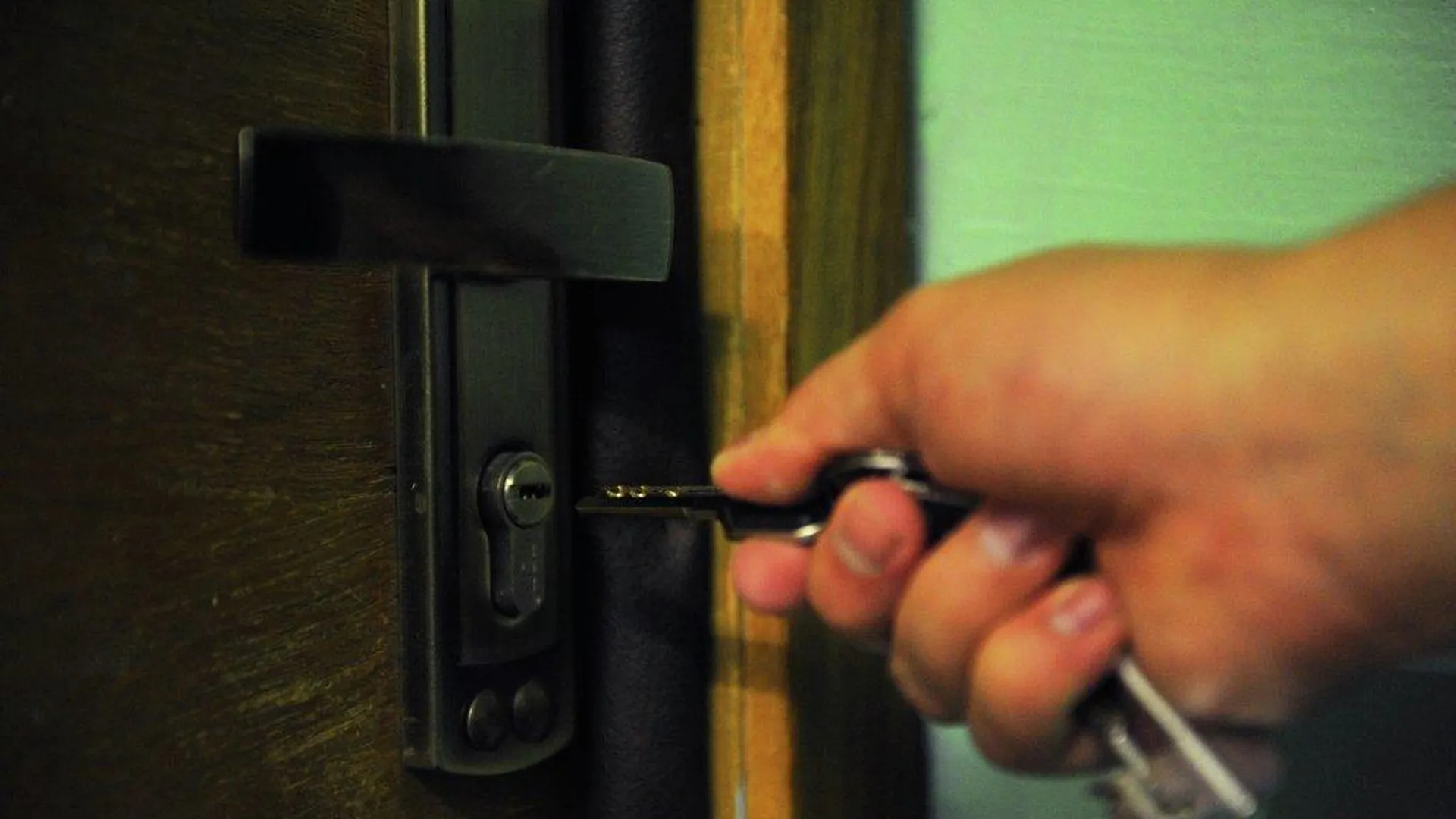 Два воспитанника детских домов получили ключи от квартир в Ивантеевке