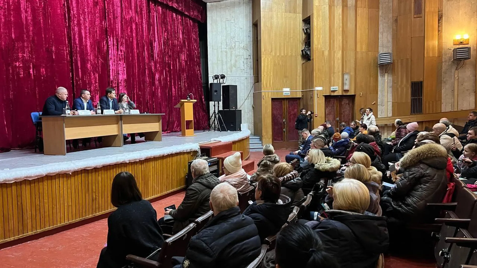 В Краснозаводске состоялась встреча с жителями, проживающими в аварийных домах