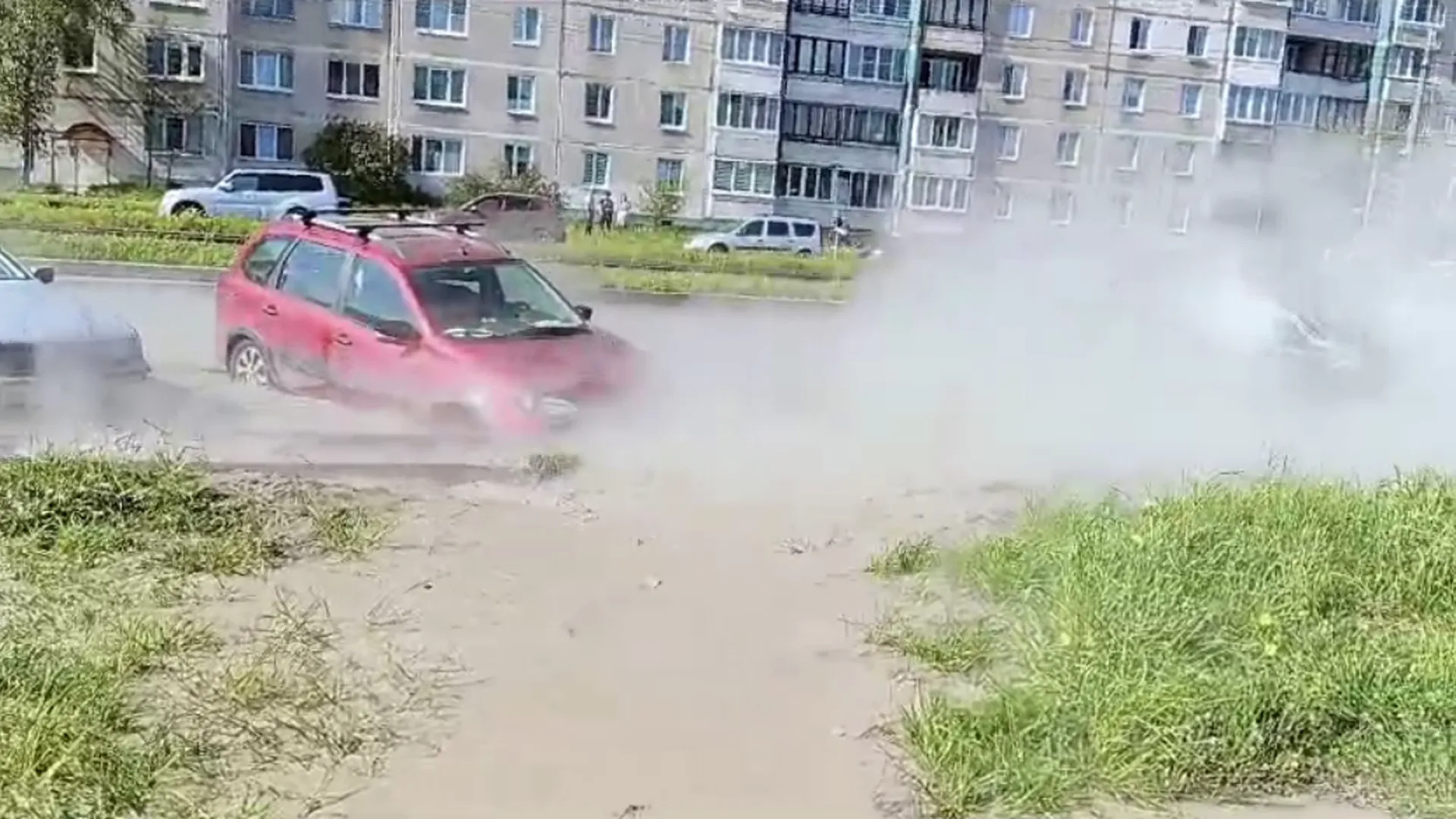 Автомобили тонут в кипятке из-за прорыва трубы в Петербурге