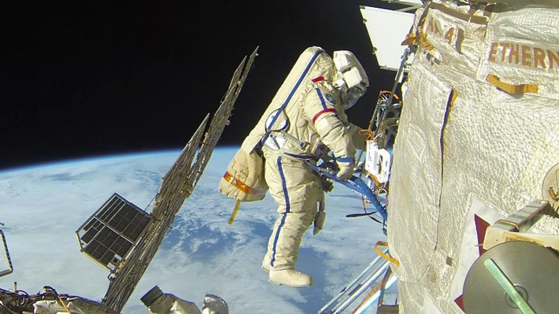 Космонавт Артемьев рассказал, что ждет непрофессионалов в открытом космосе