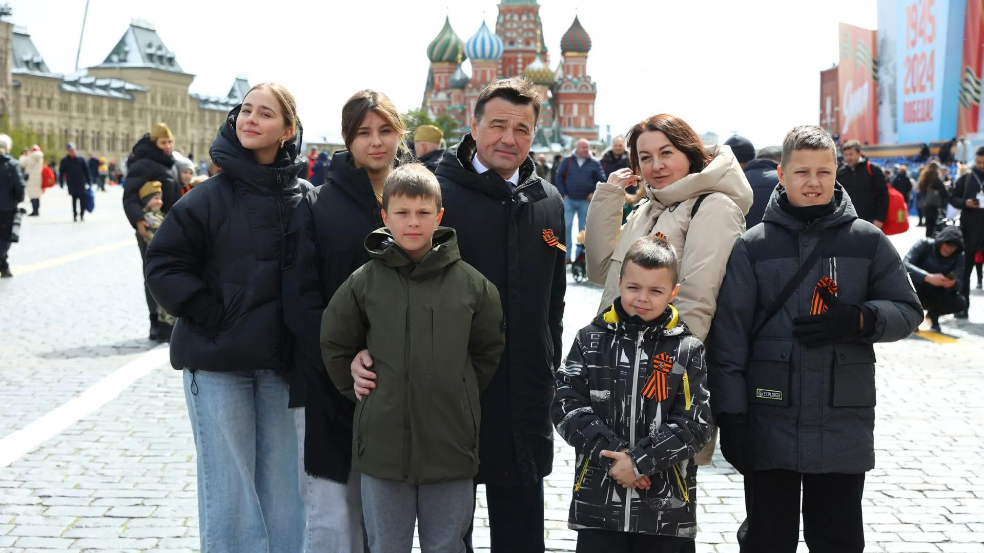 Воробьев: семья погибшего героя СВО из Подмосковья побывала на параде Победы