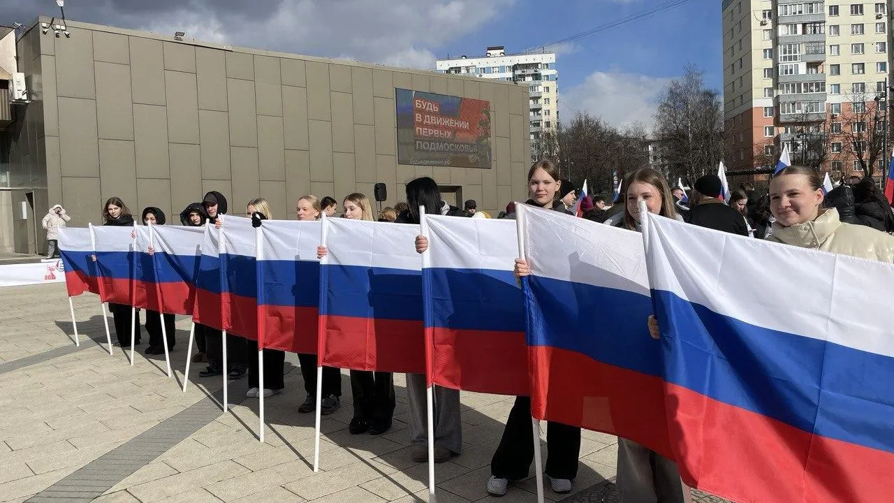 В Ленинском округе прошла патриотическая акция, посвященная воссоединению с Крымом