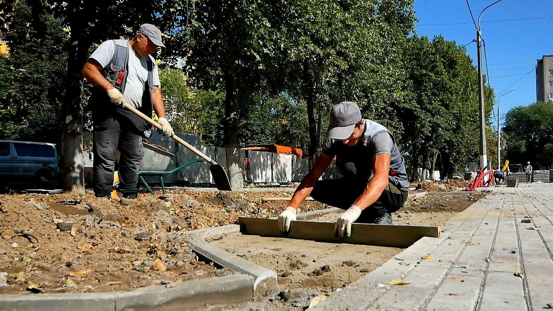 В сквере Защитников Родины Подольска уложили плитку у детской площадки