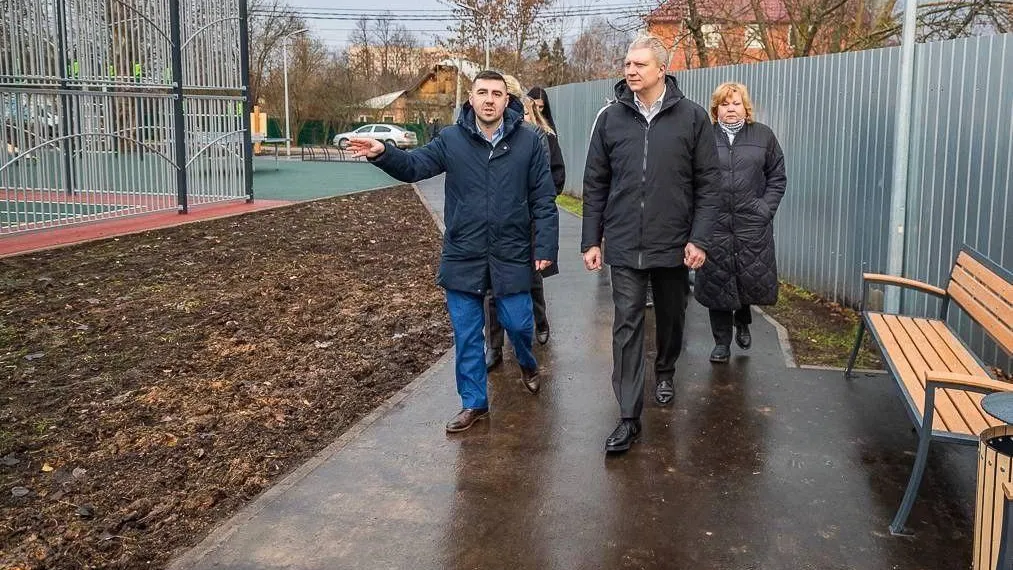 Глава Одинцова осмотрел обновленный сквер в Голицыне