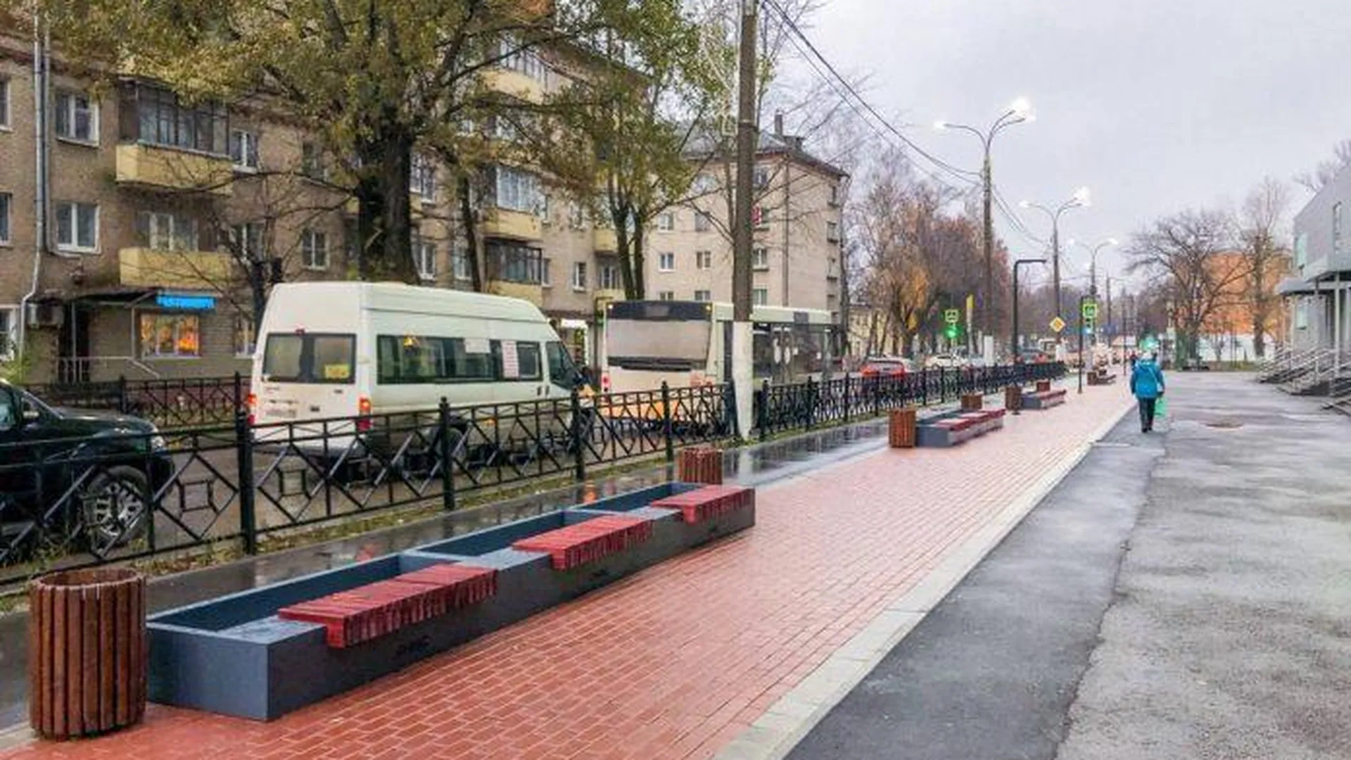 15 лавочек установили на пешеходной зоне возле ж/д станции в Подольске